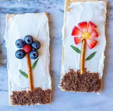 Graham crackers with fruit shaped like flowers on top